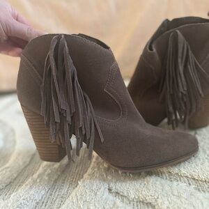 Steve Madden Chocolate/Plum Fringe Ankle Booties Suede Chunky 3” heel Western